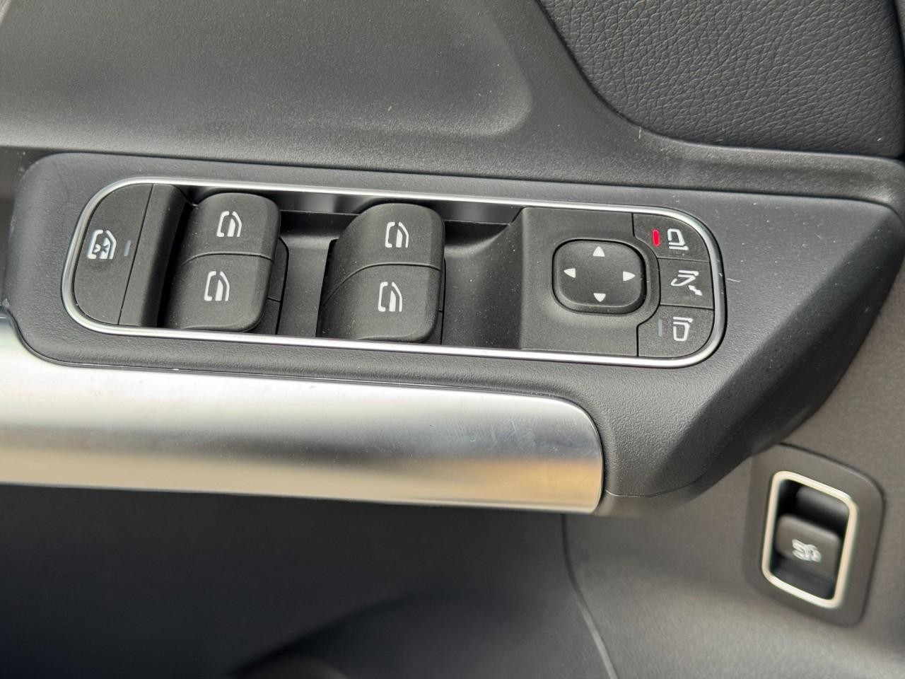 Mercedes-Benz GLA Vehicle Full-screen Gallery Image 29