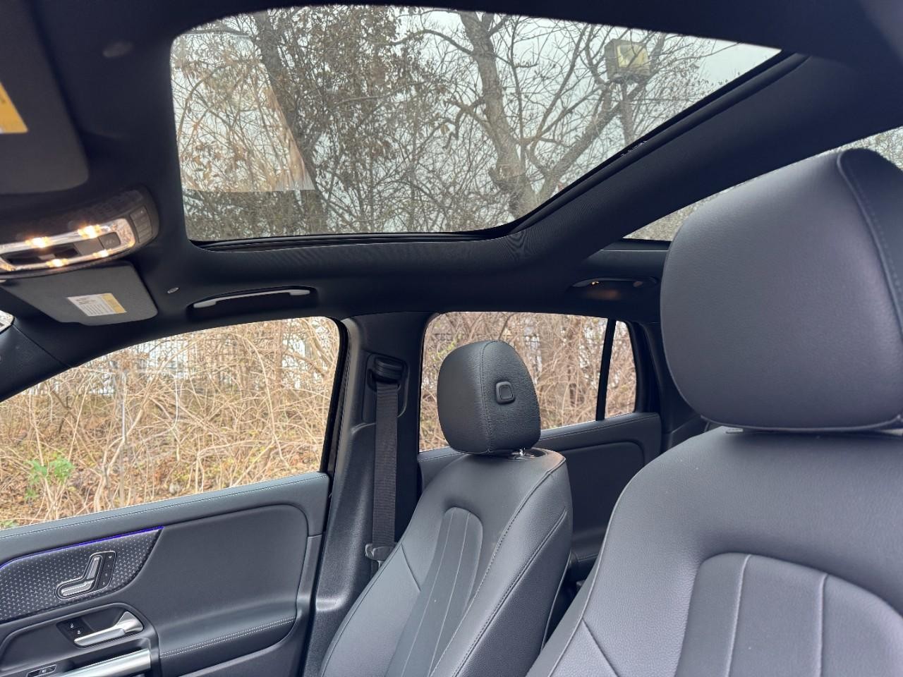 Mercedes-Benz GLA Vehicle Full-screen Gallery Image 30