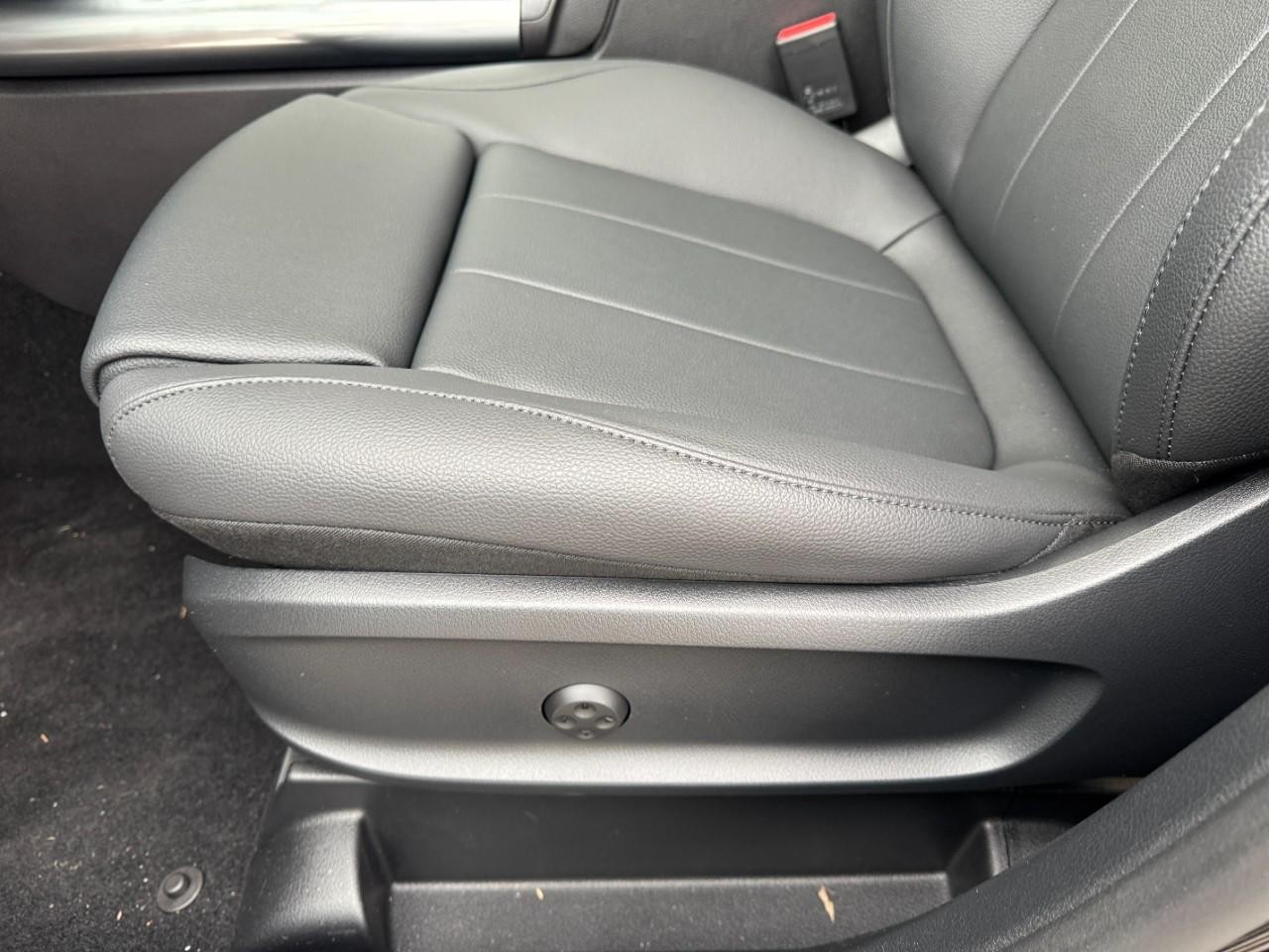 Mercedes-Benz GLA Vehicle Full-screen Gallery Image 32