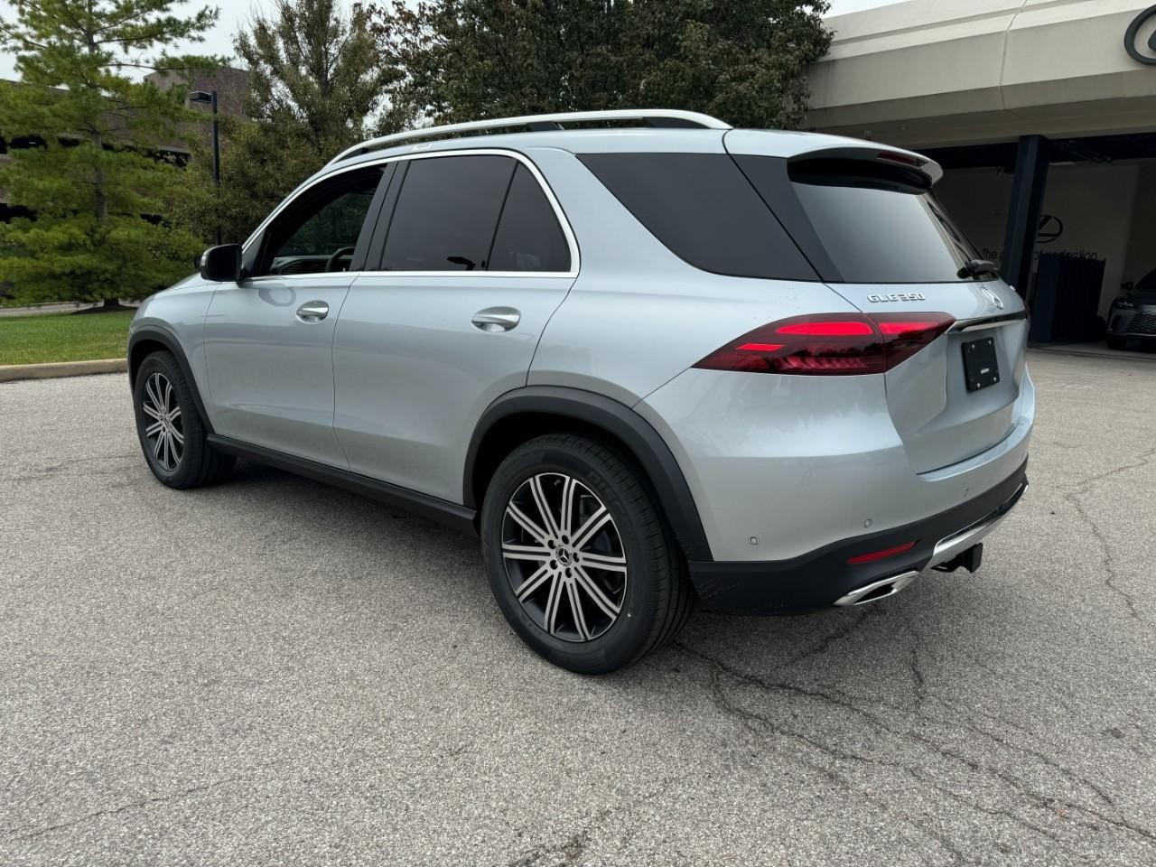Mercedes-Benz GLE Vehicle Full-screen Gallery Image 3