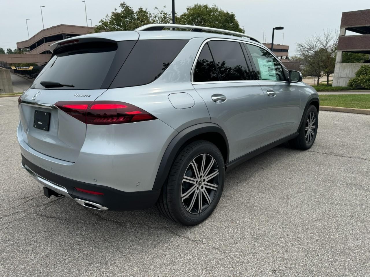 Mercedes-Benz GLE Vehicle Full-screen Gallery Image 4