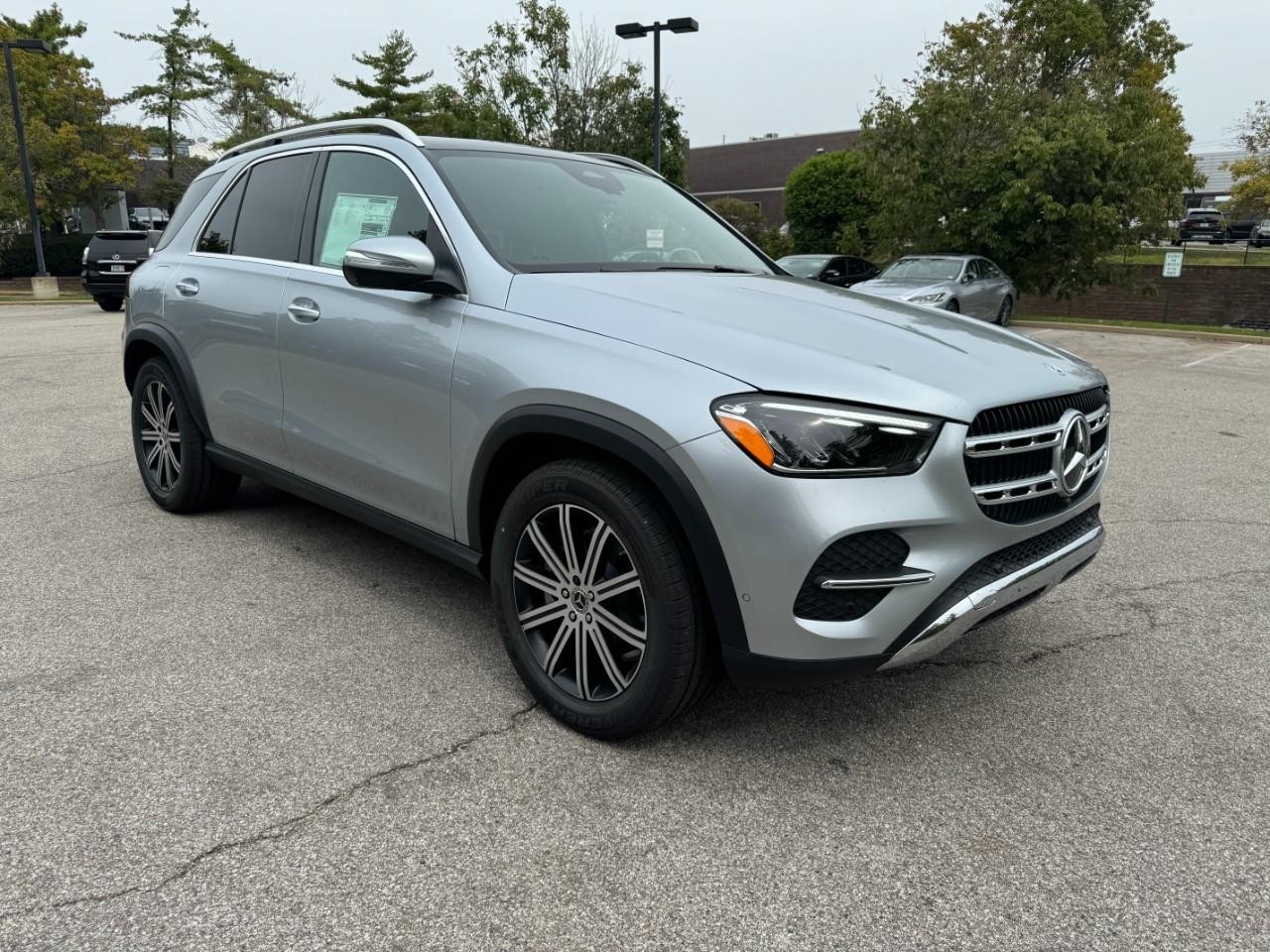 Mercedes-Benz GLE Vehicle Full-screen Gallery Image 6