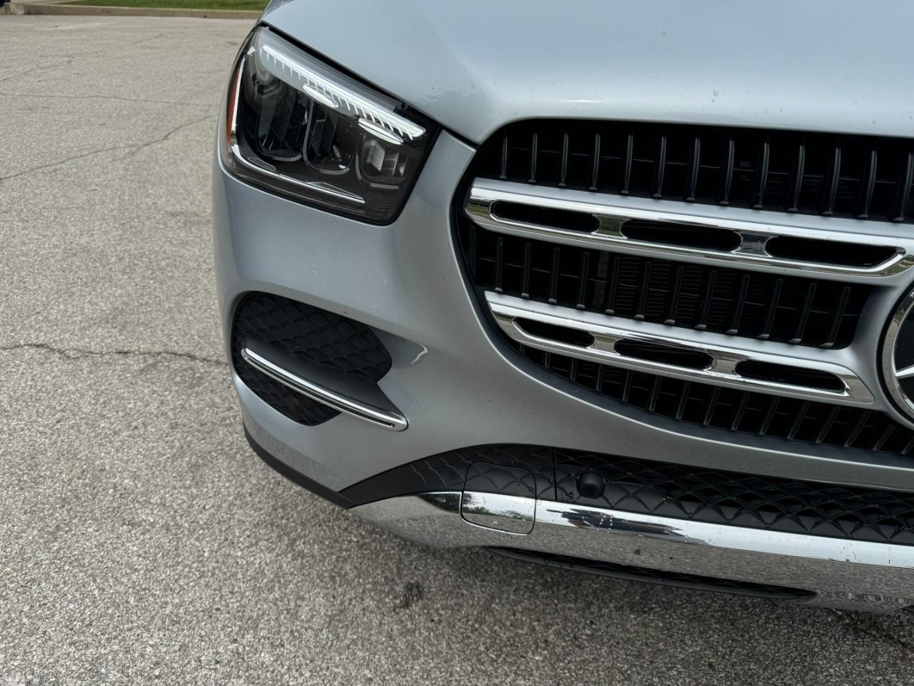 Mercedes-Benz GLE Vehicle Full-screen Gallery Image 8