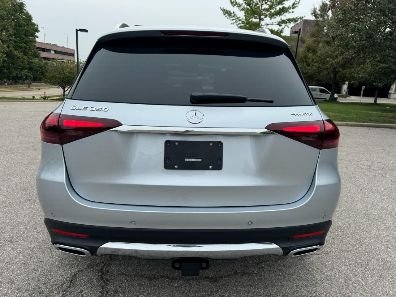 Mercedes-Benz GLE Vehicle Full-screen Gallery Image 10