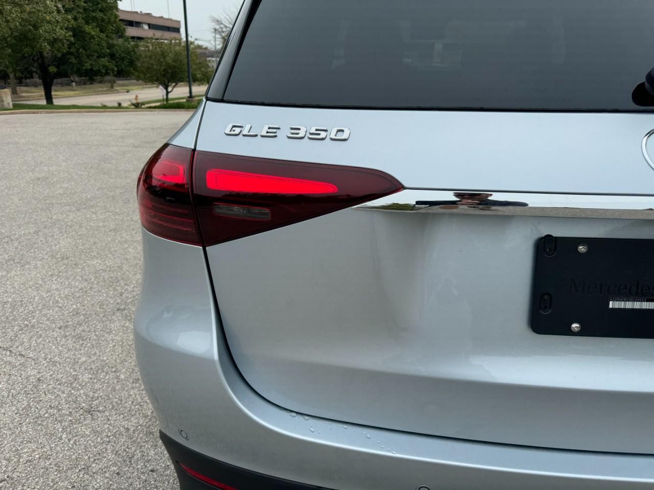 Mercedes-Benz GLE Vehicle Full-screen Gallery Image 11