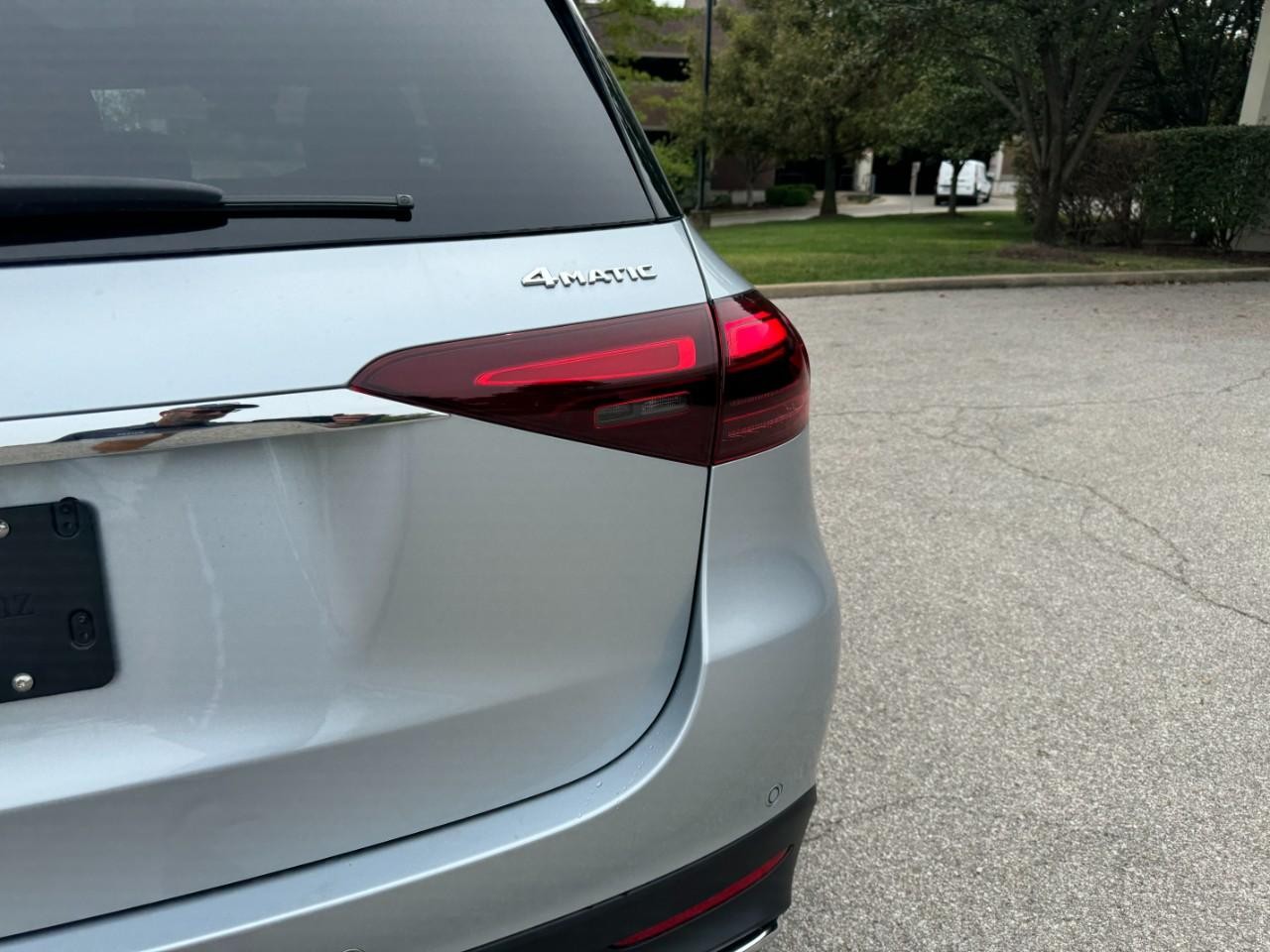 Mercedes-Benz GLE Vehicle Full-screen Gallery Image 12