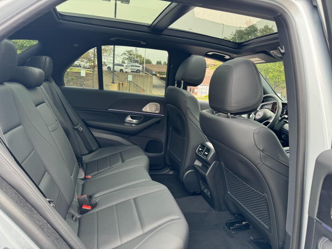 Mercedes-Benz GLE Vehicle Full-screen Gallery Image 13