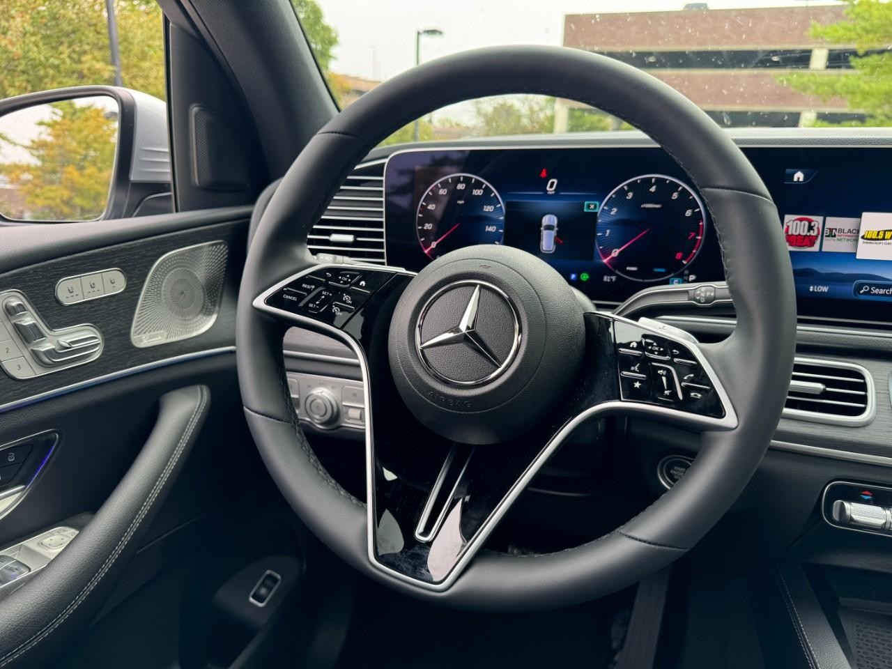 Mercedes-Benz GLE Vehicle Full-screen Gallery Image 15