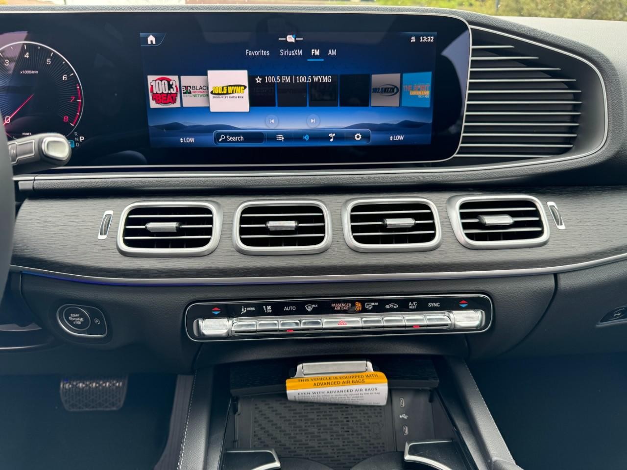 Mercedes-Benz GLE Vehicle Full-screen Gallery Image 16