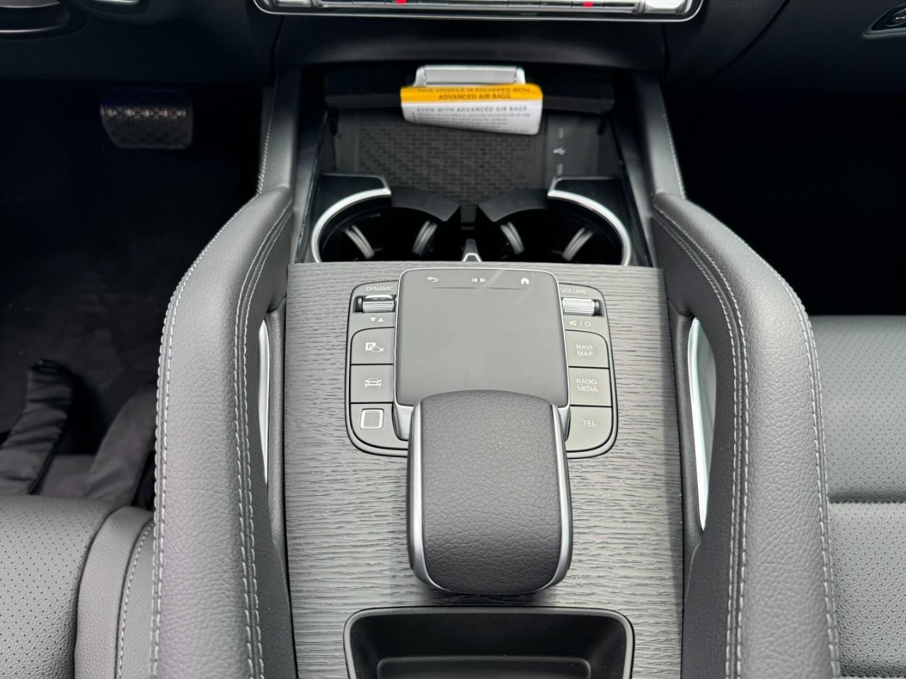 Mercedes-Benz GLE Vehicle Full-screen Gallery Image 17