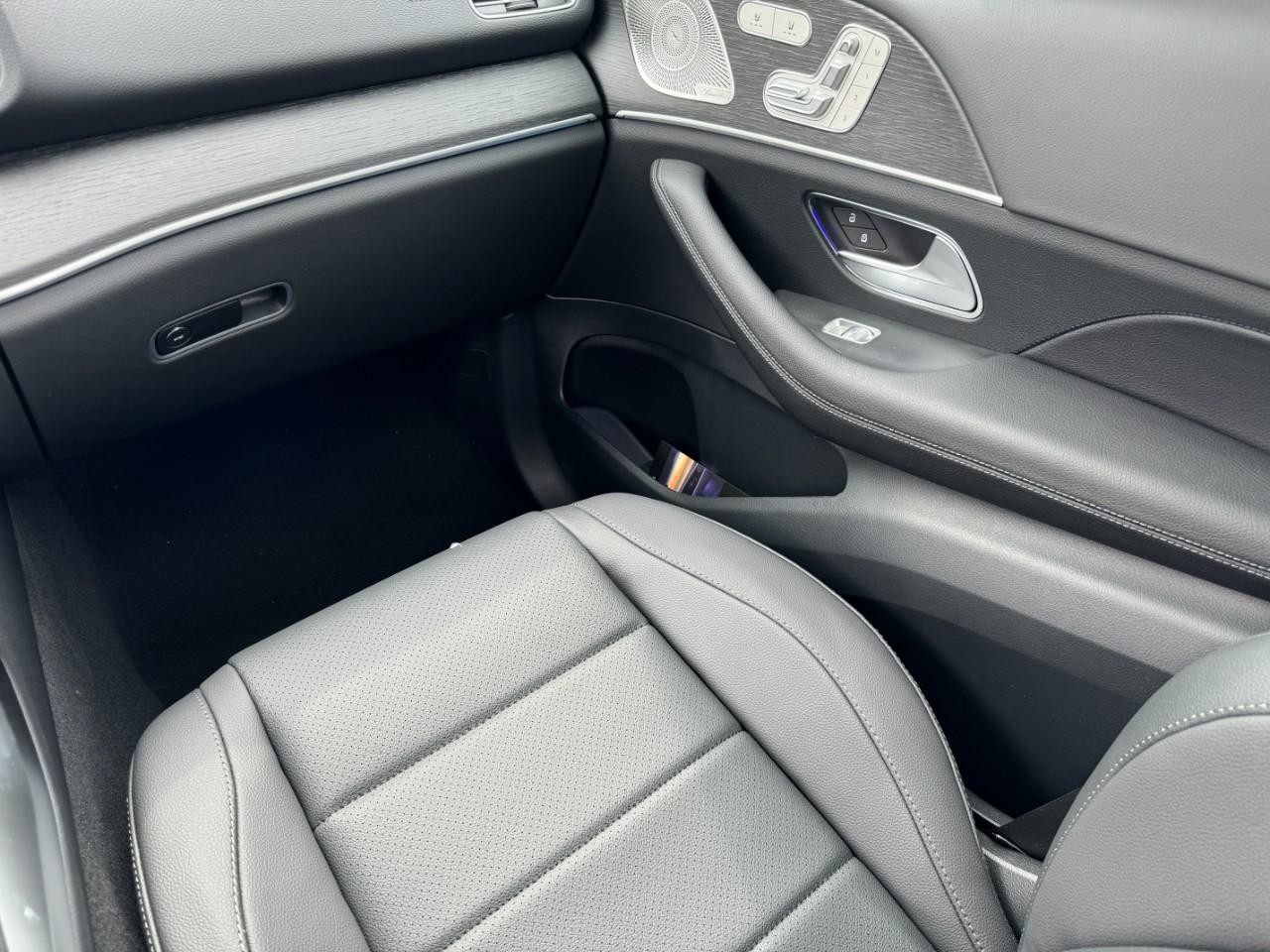 Mercedes-Benz GLE Vehicle Full-screen Gallery Image 18