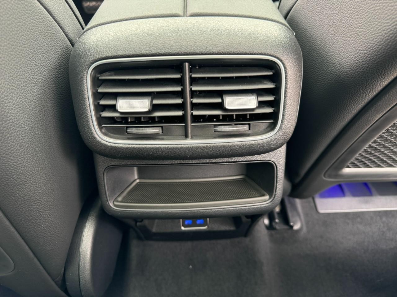 Mercedes-Benz GLE Vehicle Full-screen Gallery Image 19