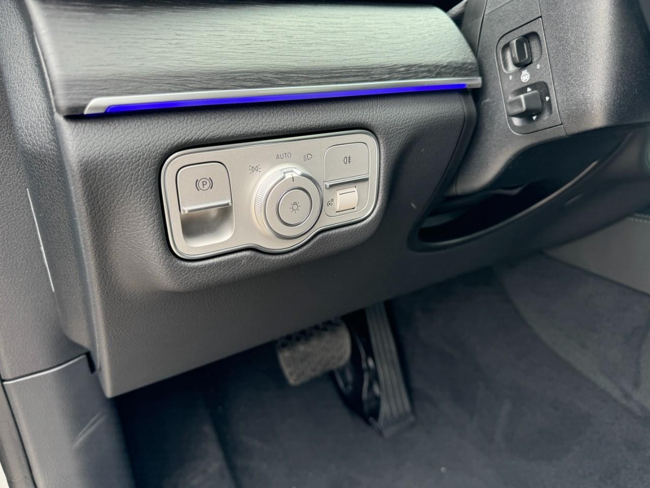 Mercedes-Benz GLE Vehicle Full-screen Gallery Image 20