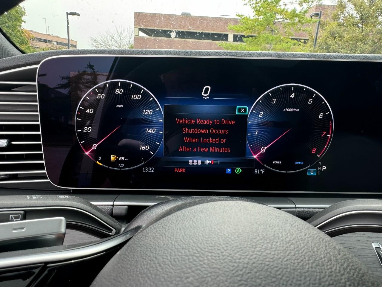 Mercedes-Benz GLE Vehicle Full-screen Gallery Image 23