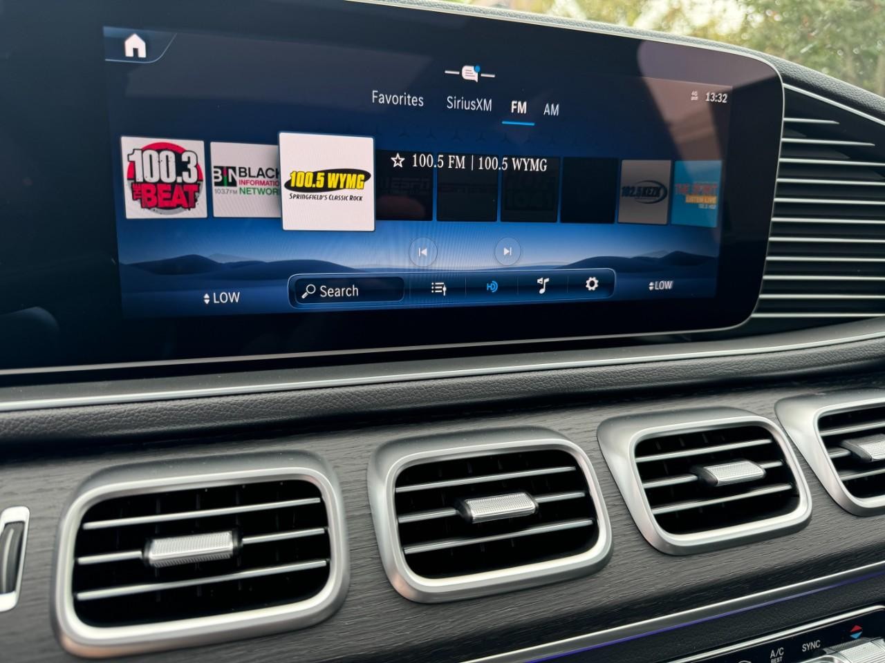 Mercedes-Benz GLE Vehicle Full-screen Gallery Image 24