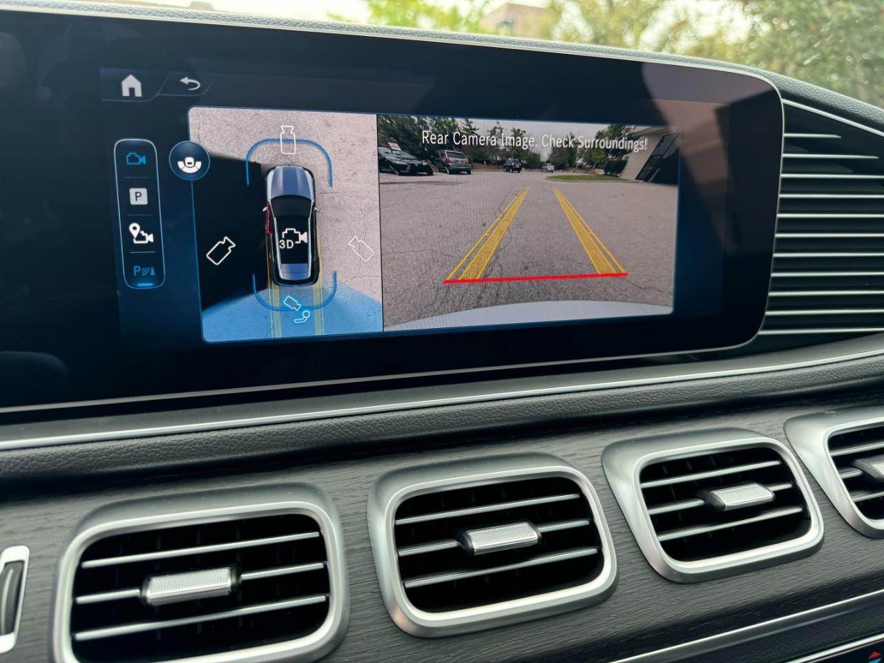 Mercedes-Benz GLE Vehicle Full-screen Gallery Image 25