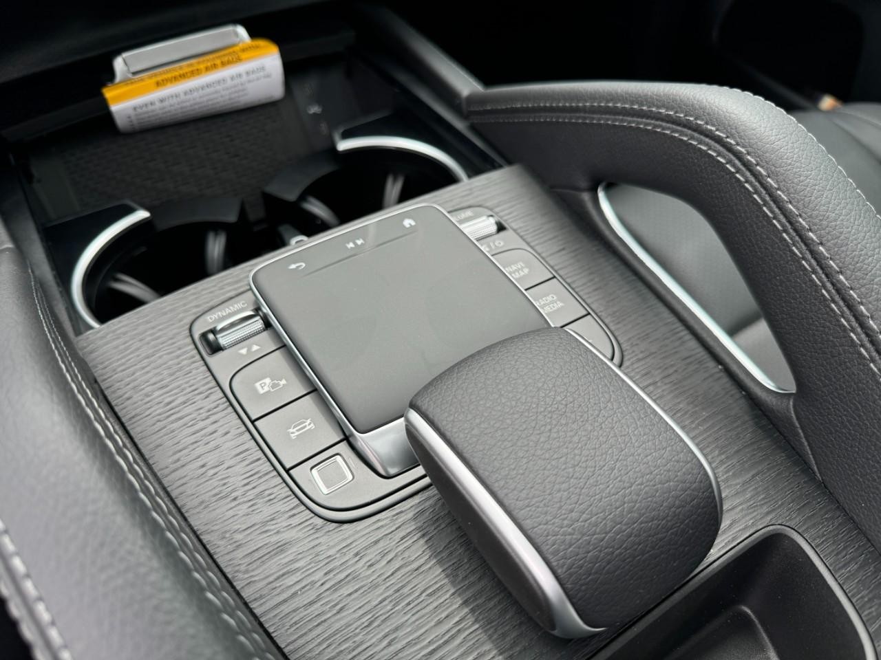 Mercedes-Benz GLE Vehicle Full-screen Gallery Image 27