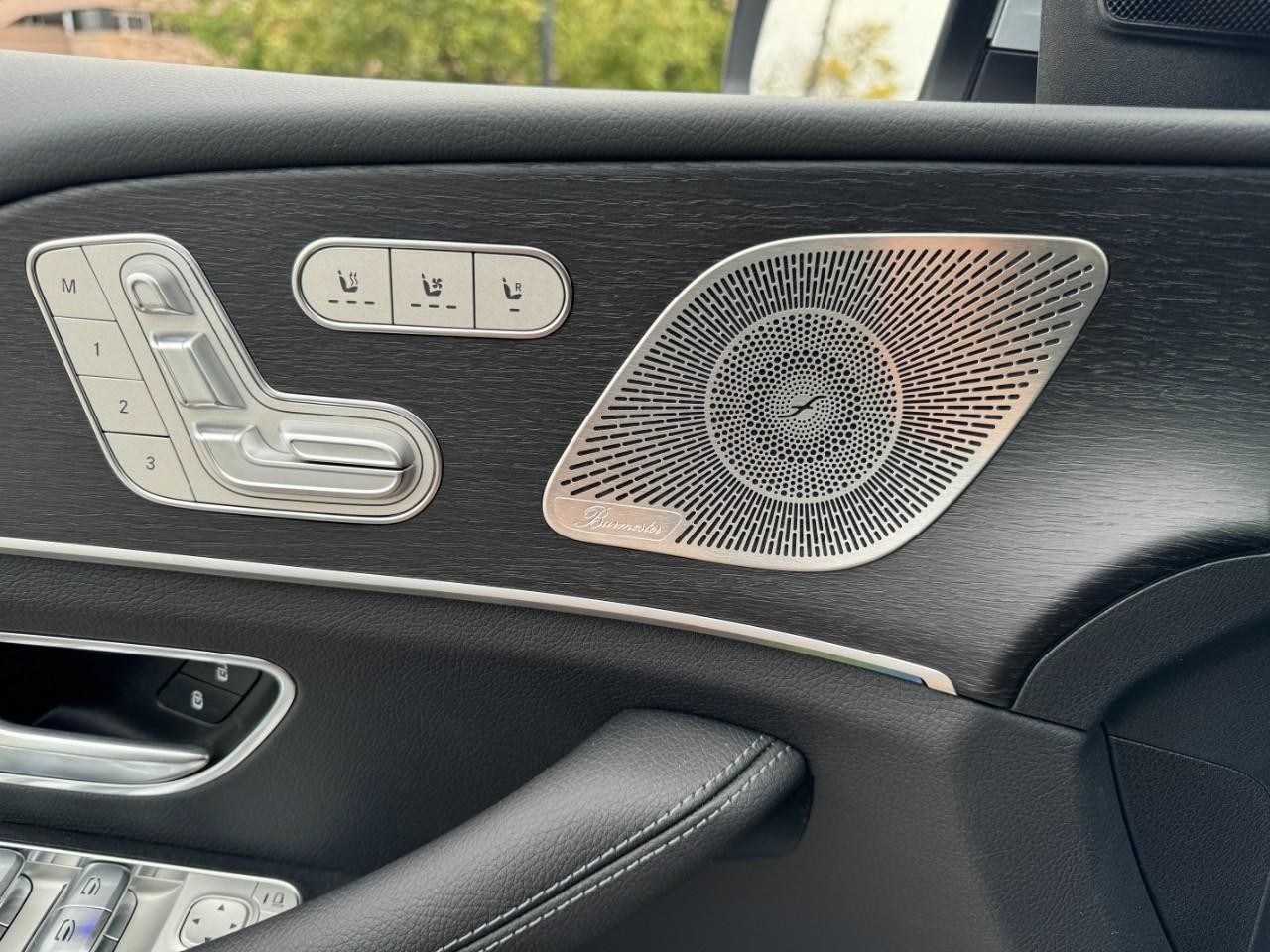 Mercedes-Benz GLE Vehicle Full-screen Gallery Image 28