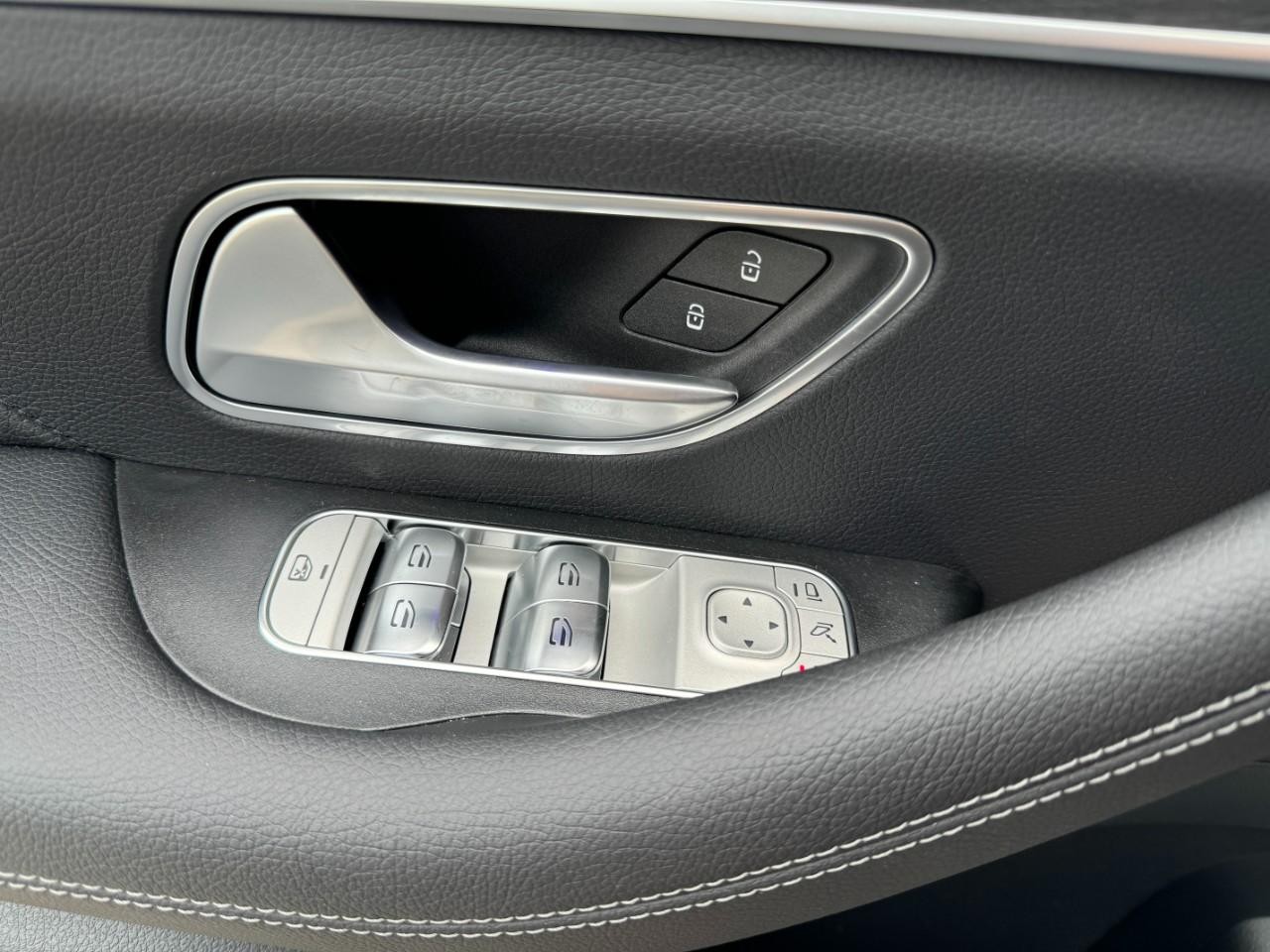 Mercedes-Benz GLE Vehicle Full-screen Gallery Image 29