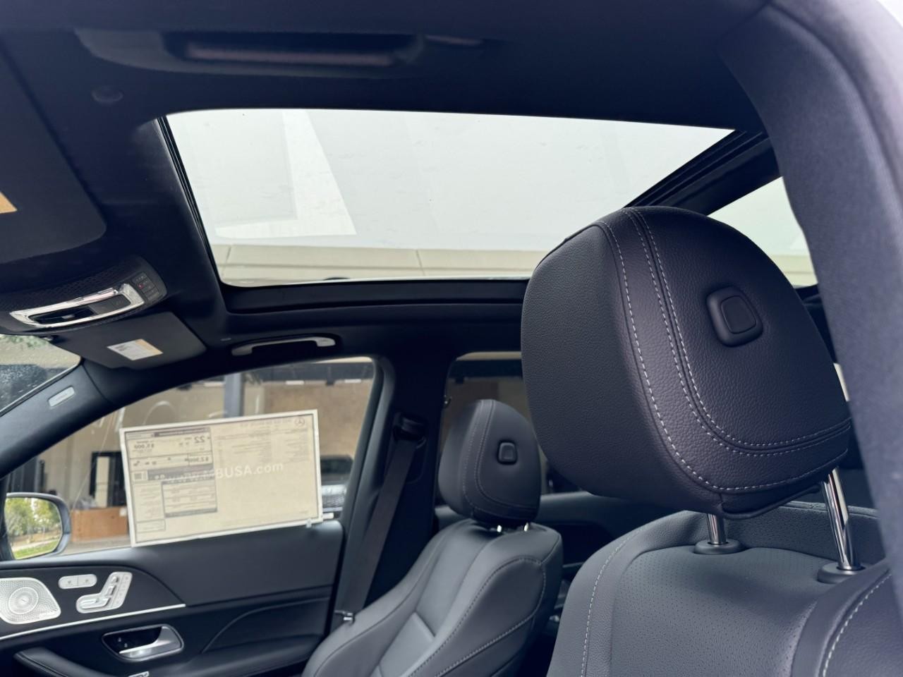 Mercedes-Benz GLE Vehicle Full-screen Gallery Image 30