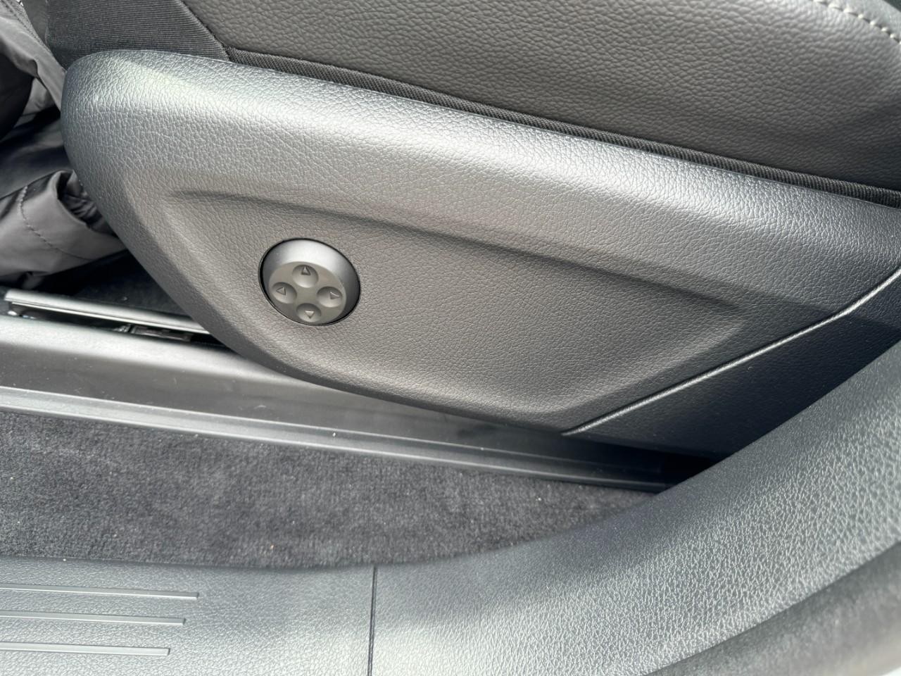 Mercedes-Benz GLE Vehicle Full-screen Gallery Image 31