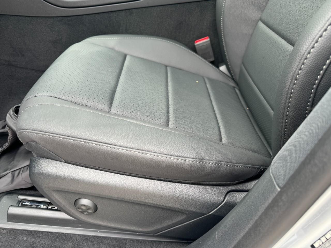 Mercedes-Benz GLE Vehicle Full-screen Gallery Image 32