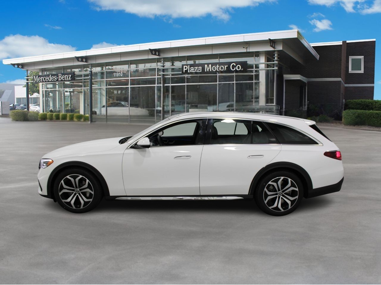 Mercedes-Benz E-Class Vehicle Full-screen Gallery Image 2