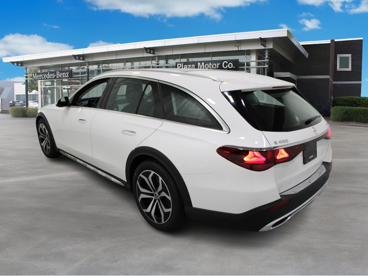 Mercedes-Benz E-Class Vehicle Full-screen Gallery Image 3