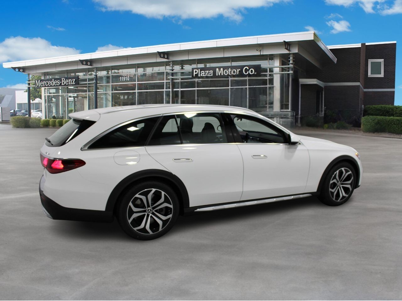 Mercedes-Benz E-Class Vehicle Full-screen Gallery Image 4