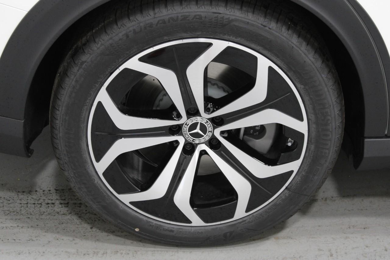 Mercedes-Benz E-Class Vehicle Full-screen Gallery Image 5