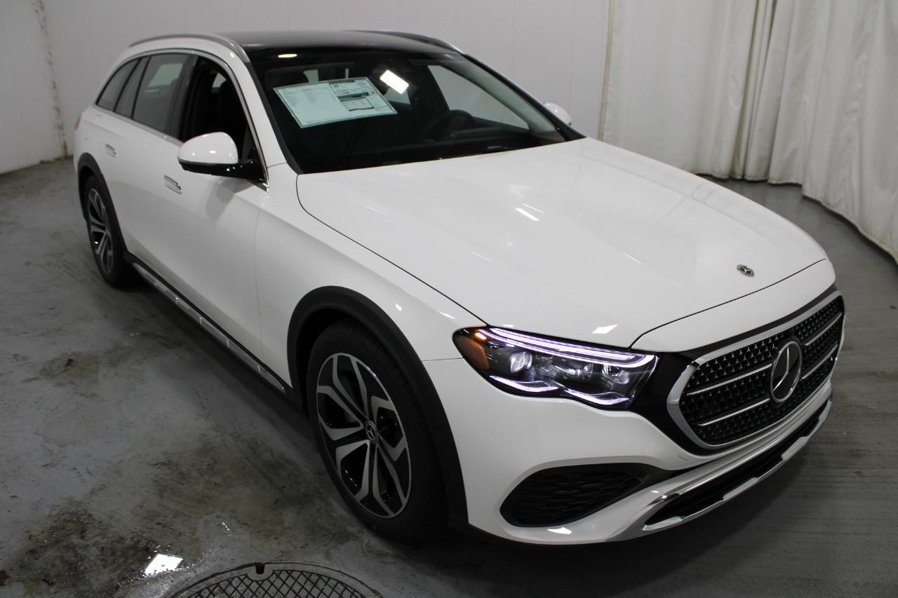 Mercedes-Benz E-Class Vehicle Full-screen Gallery Image 6