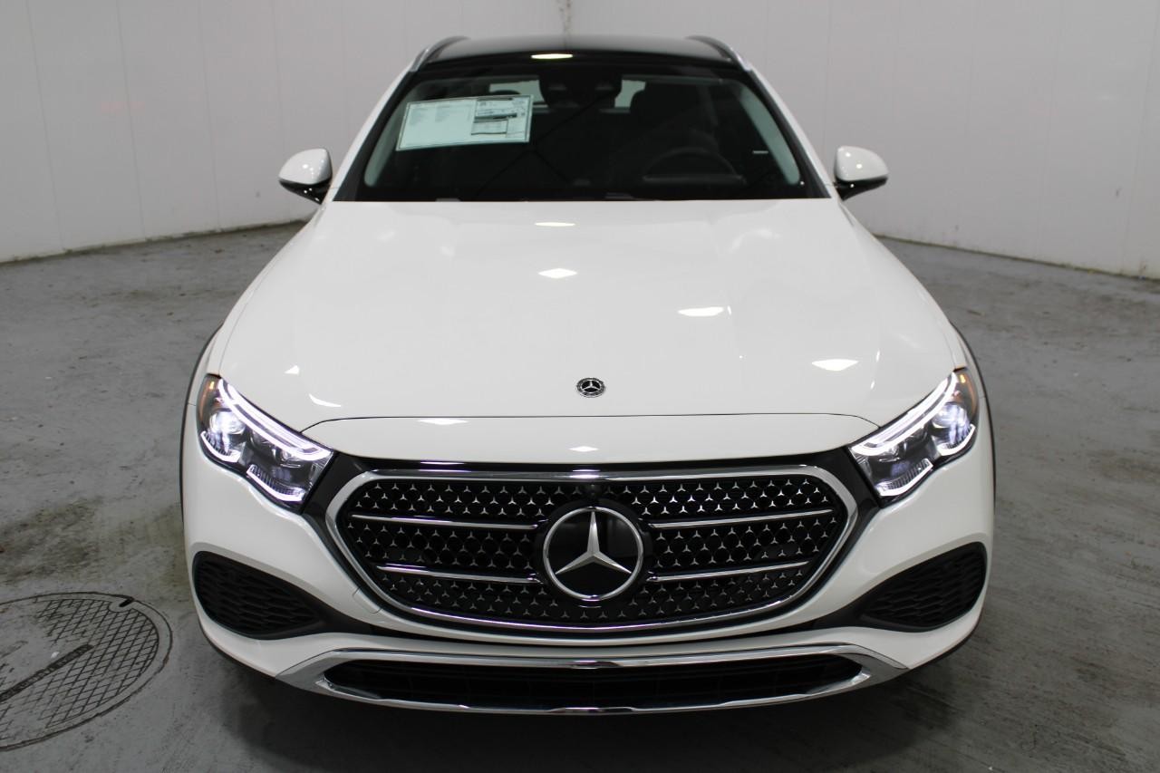 Mercedes-Benz E-Class Vehicle Full-screen Gallery Image 7