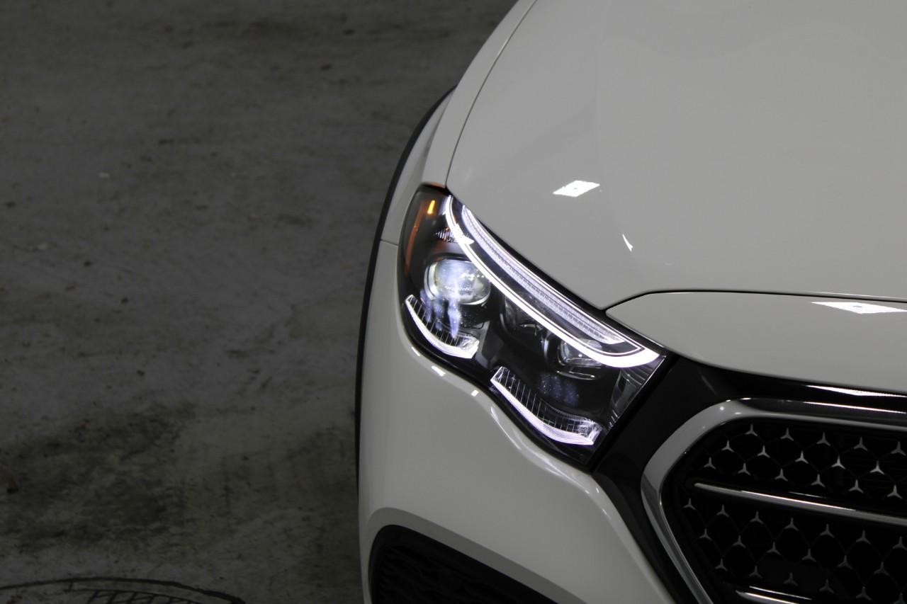 Mercedes-Benz E-Class Vehicle Full-screen Gallery Image 8