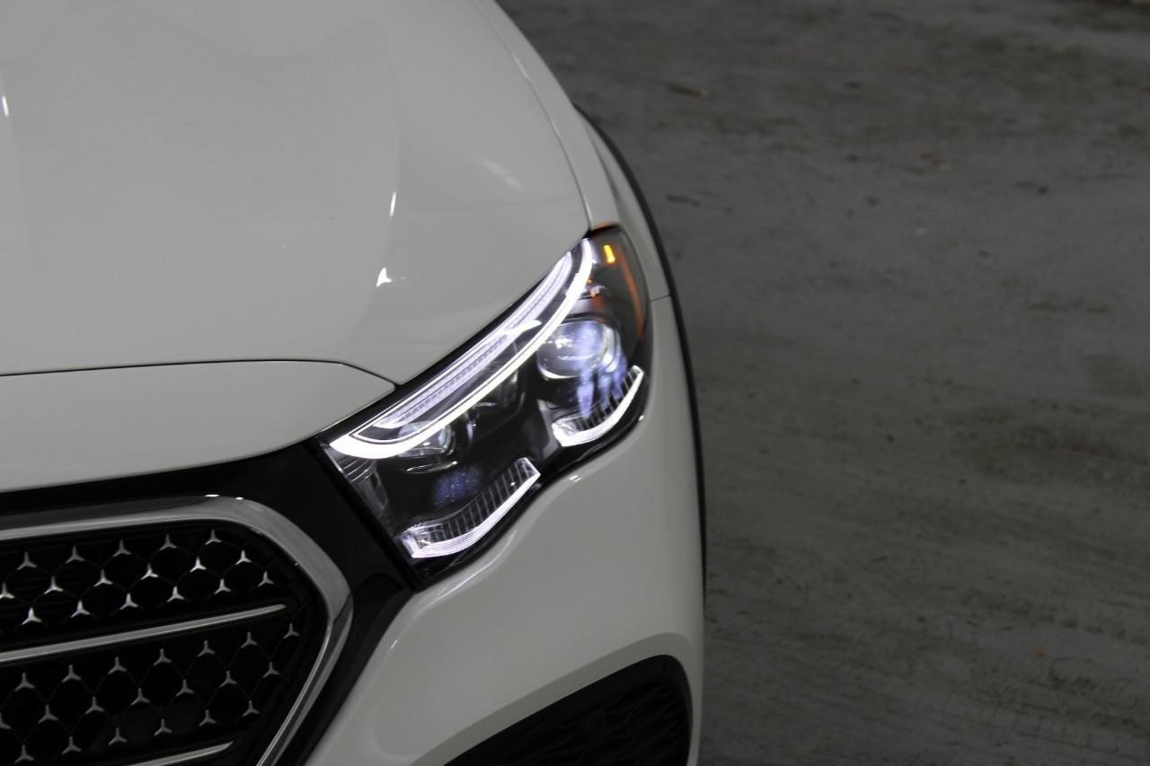 Mercedes-Benz E-Class Vehicle Full-screen Gallery Image 9