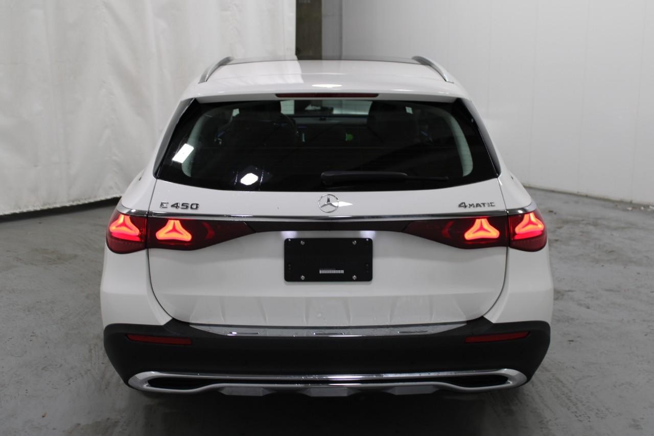 Mercedes-Benz E-Class Vehicle Full-screen Gallery Image 10