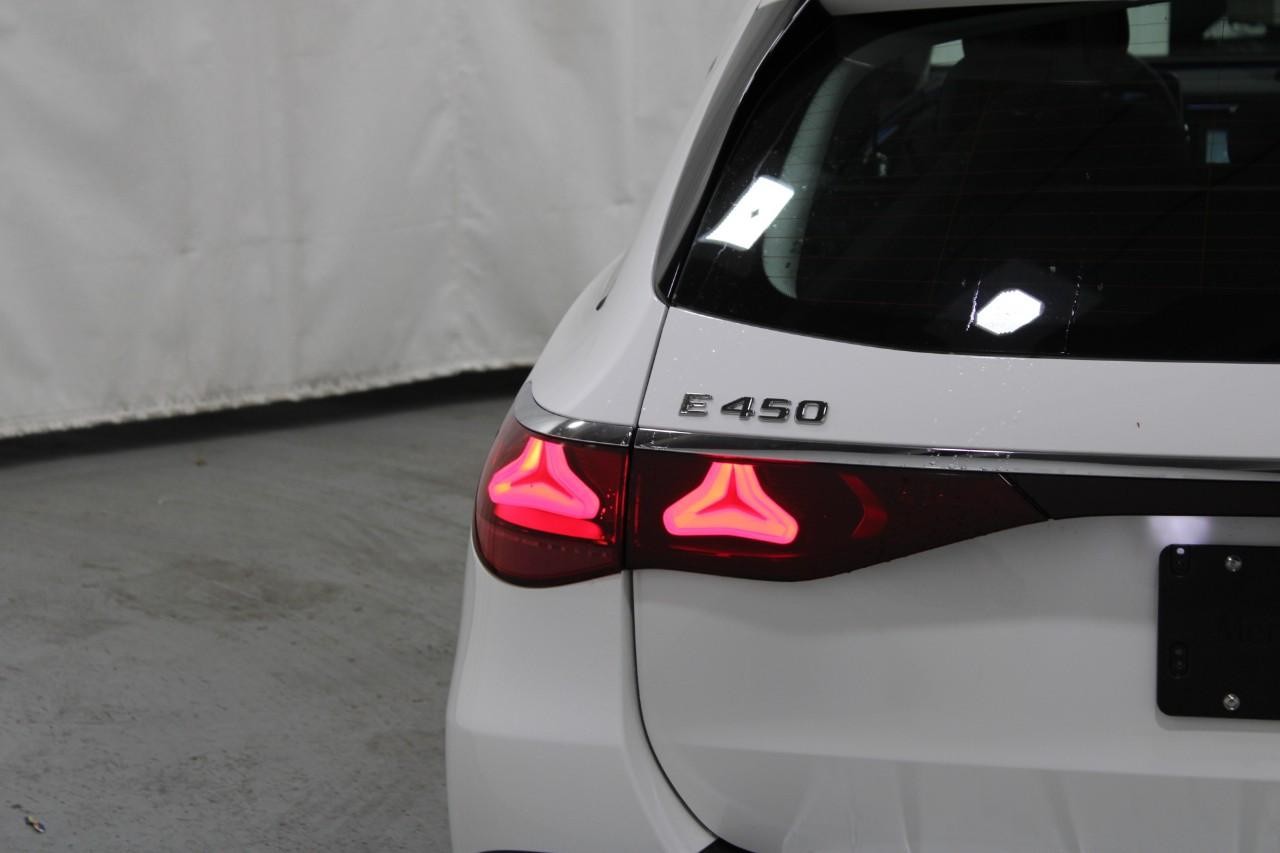 Mercedes-Benz E-Class Vehicle Full-screen Gallery Image 11