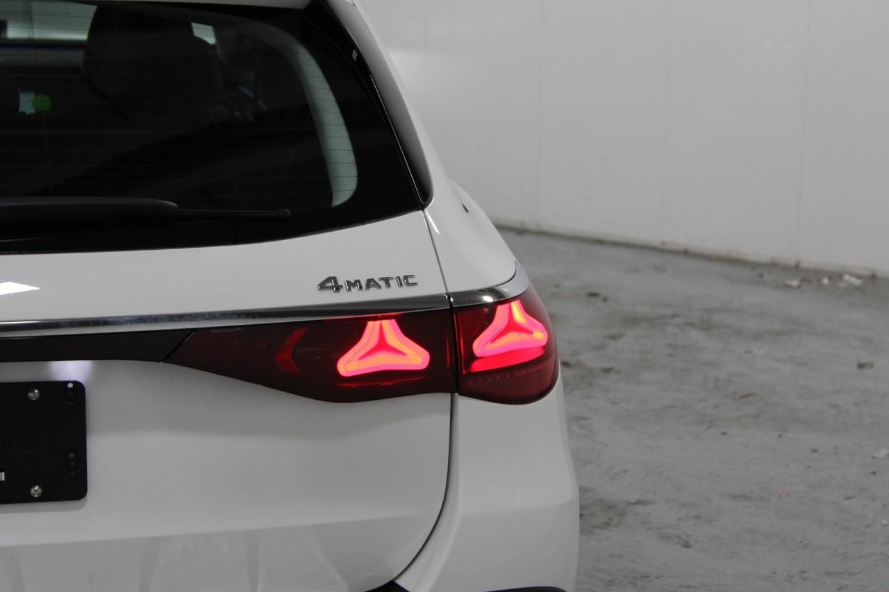 Mercedes-Benz E-Class Vehicle Full-screen Gallery Image 12