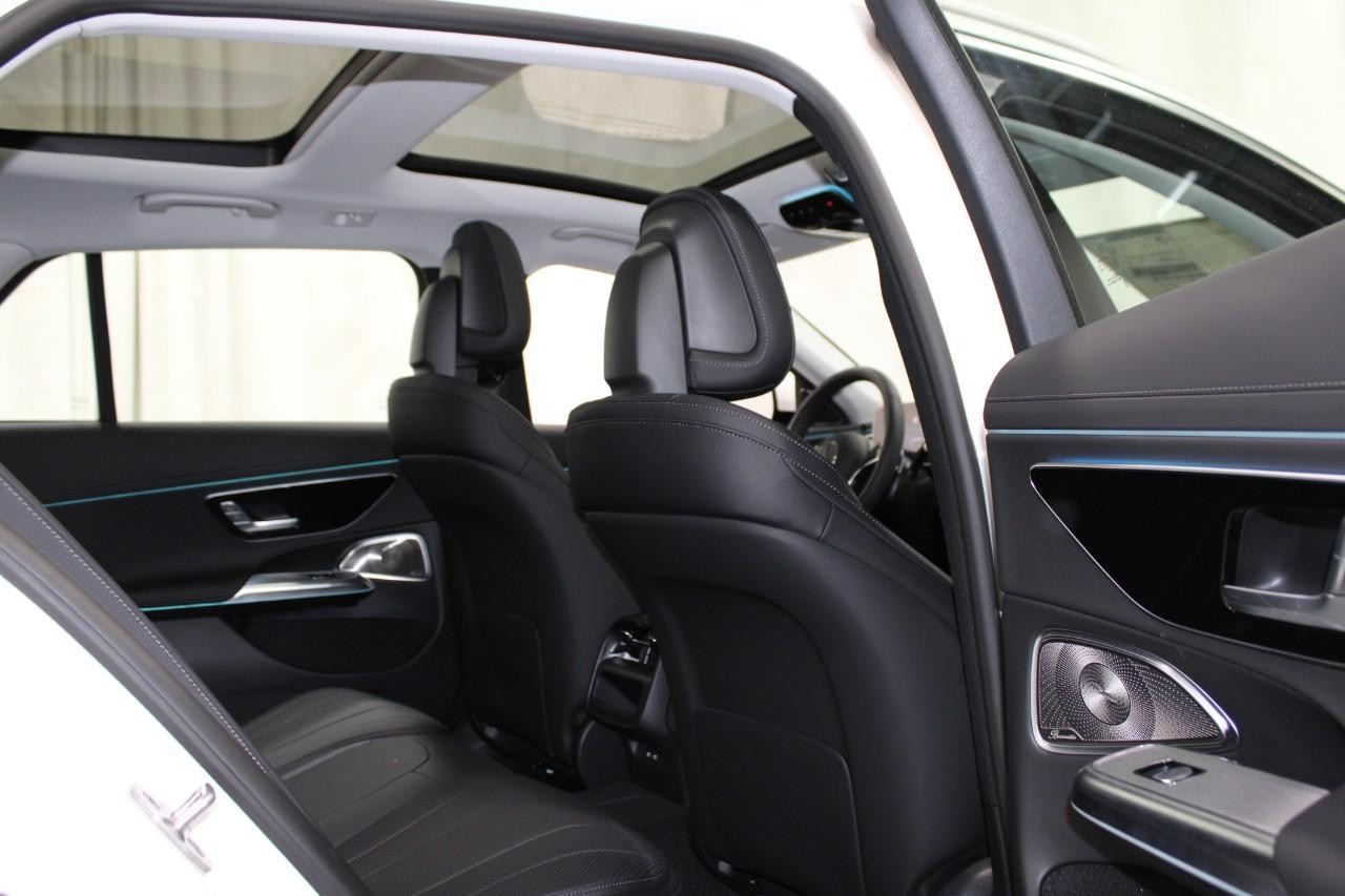 Mercedes-Benz E-Class Vehicle Full-screen Gallery Image 13