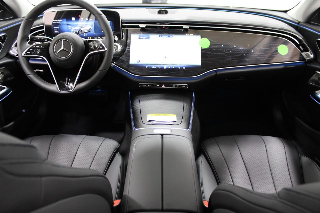 Mercedes-Benz E-Class Vehicle Full-screen Gallery Image 14