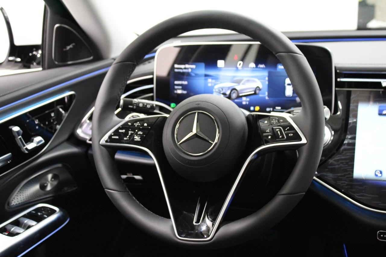 Mercedes-Benz E-Class Vehicle Full-screen Gallery Image 15