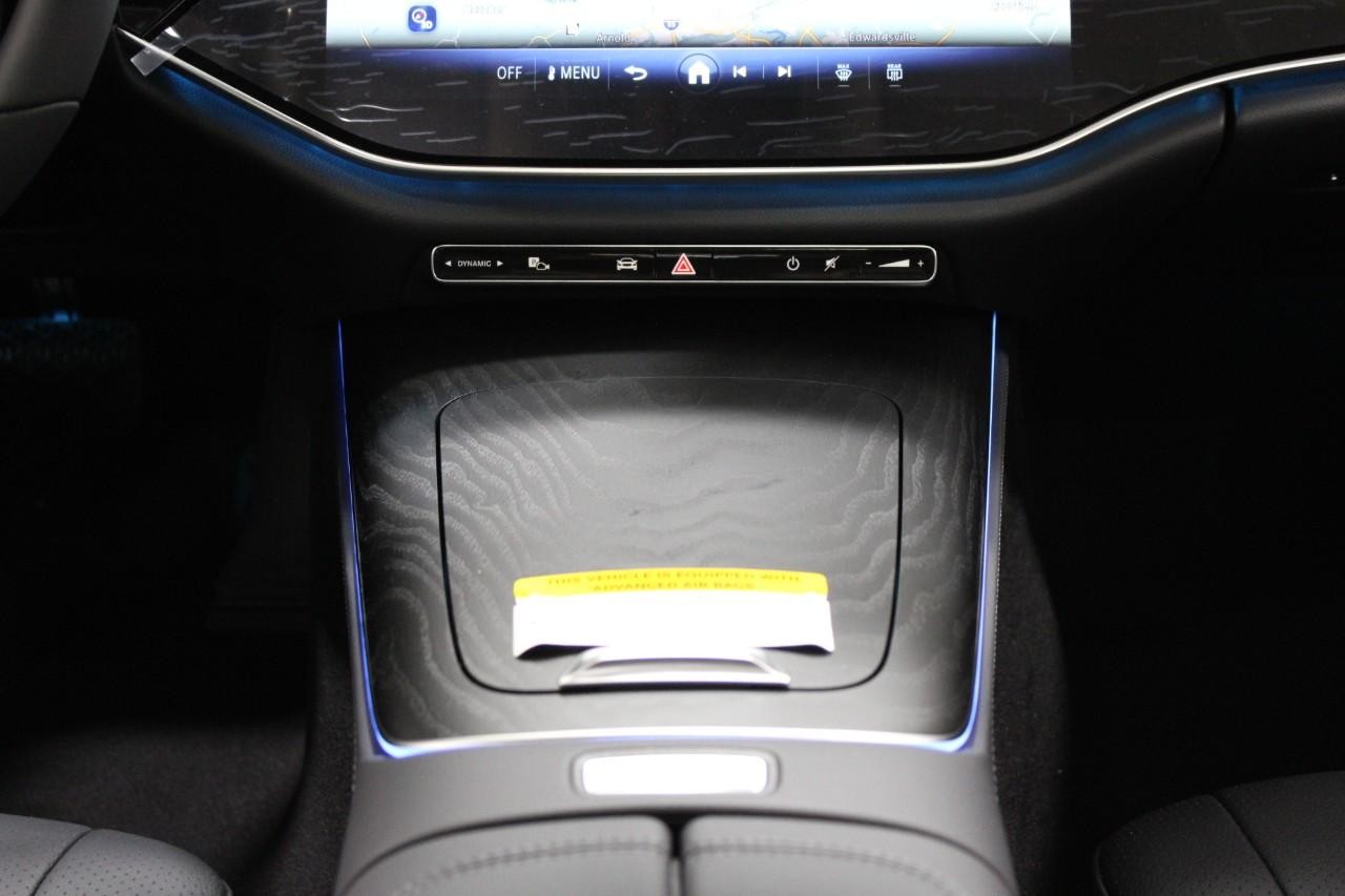 Mercedes-Benz E-Class Vehicle Full-screen Gallery Image 17