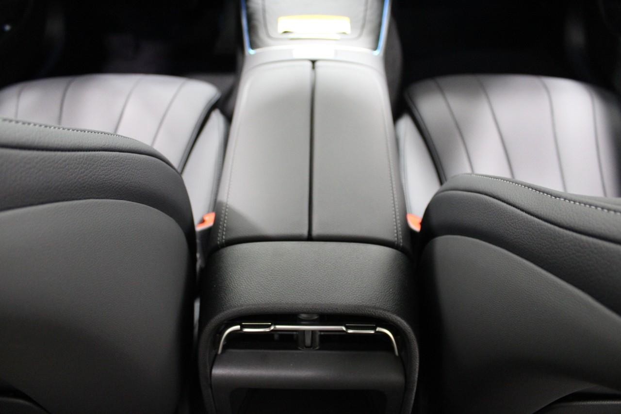 Mercedes-Benz E-Class Vehicle Full-screen Gallery Image 18