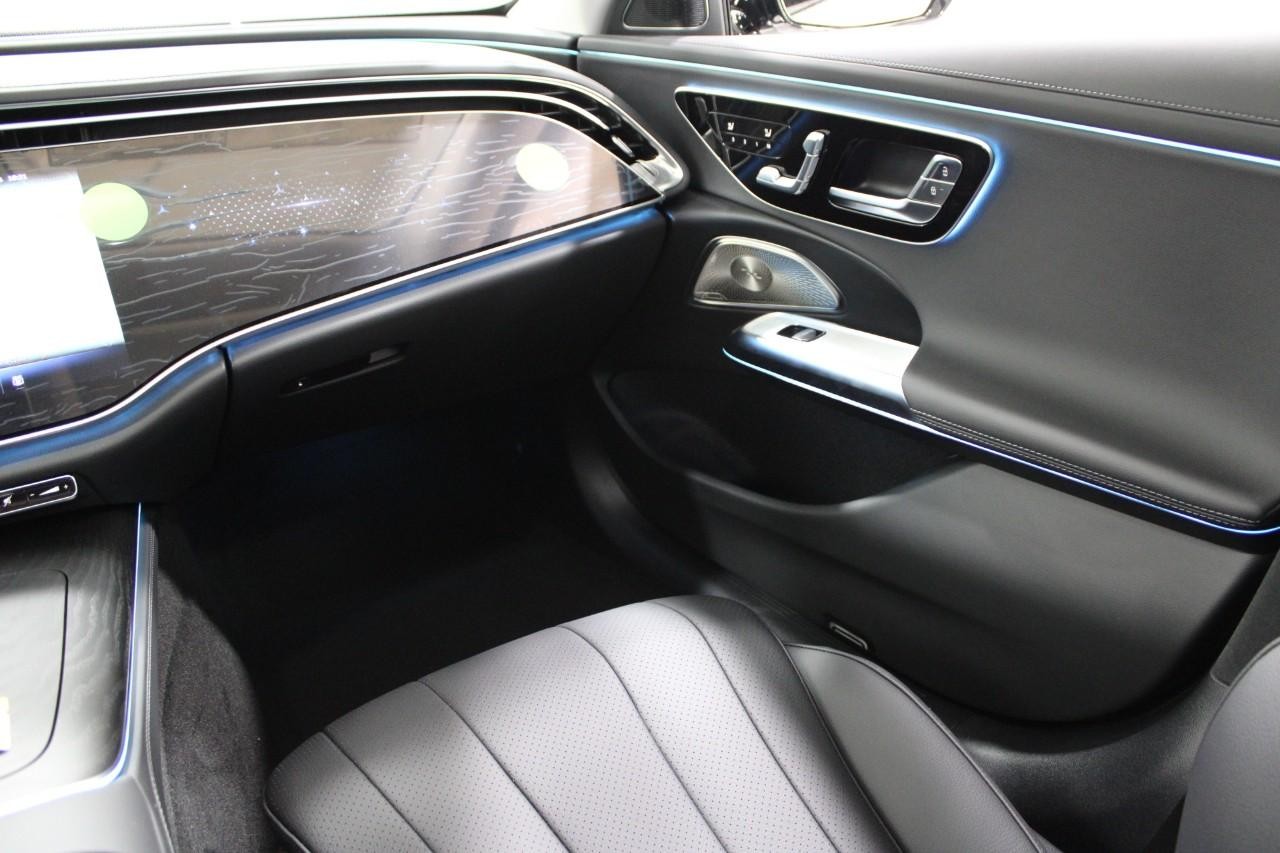 Mercedes-Benz E-Class Vehicle Full-screen Gallery Image 19