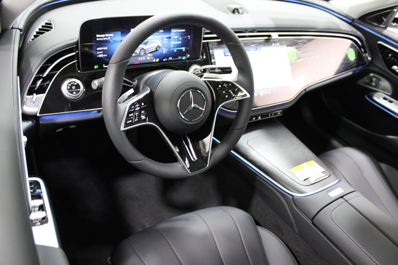 Mercedes-Benz E-Class Vehicle Full-screen Gallery Image 20