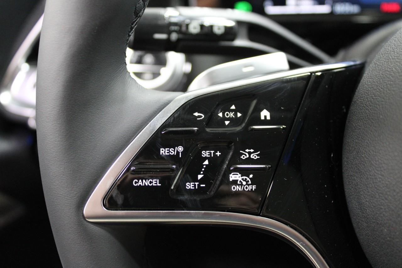 Mercedes-Benz E-Class Vehicle Full-screen Gallery Image 21