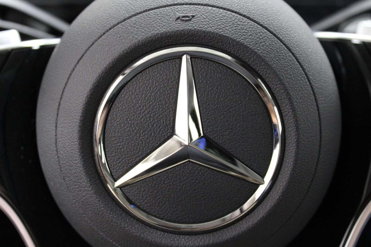 Mercedes-Benz E-Class Vehicle Full-screen Gallery Image 22