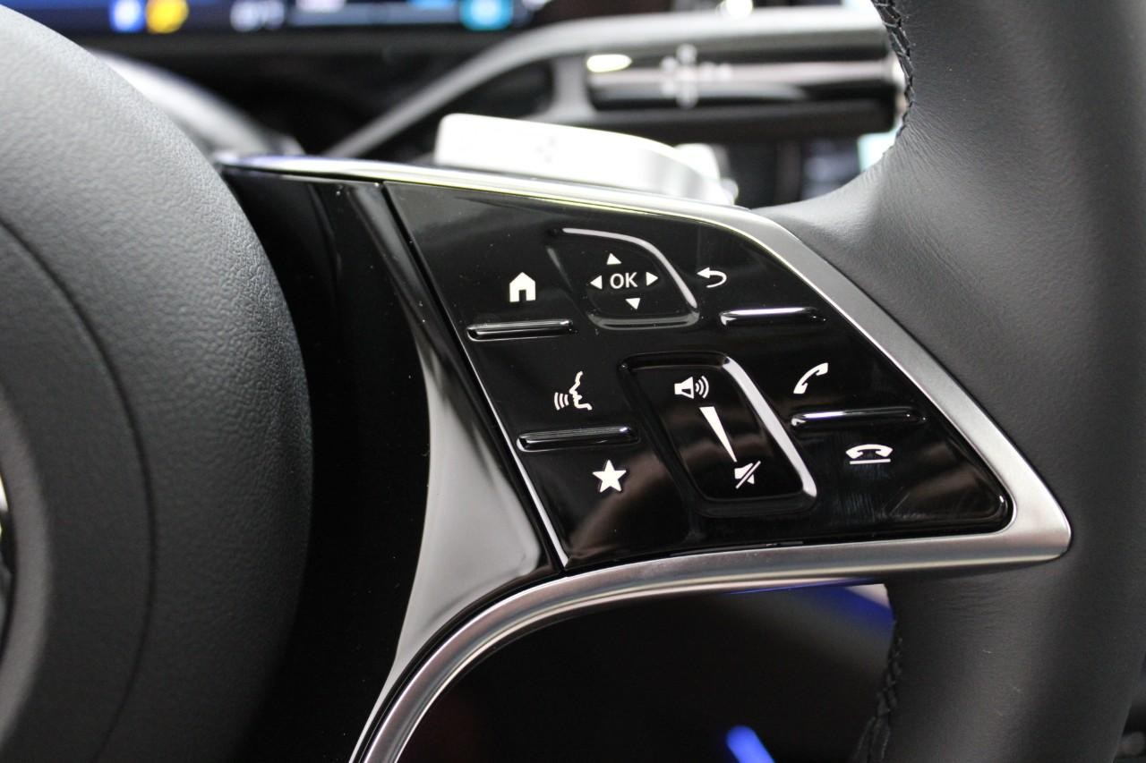 Mercedes-Benz E-Class Vehicle Full-screen Gallery Image 23