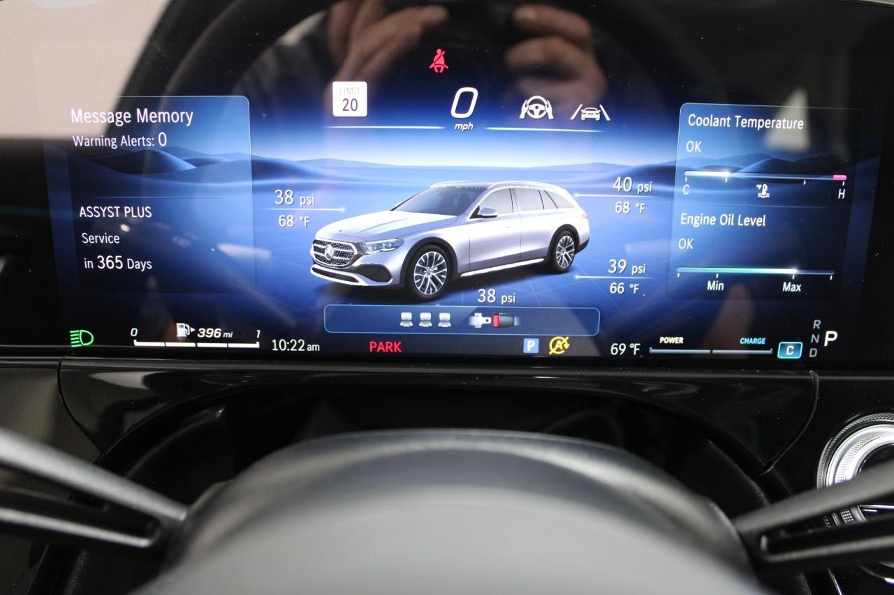 Mercedes-Benz E-Class Vehicle Full-screen Gallery Image 24