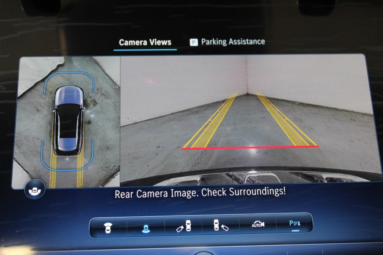 Mercedes-Benz E-Class Vehicle Full-screen Gallery Image 26