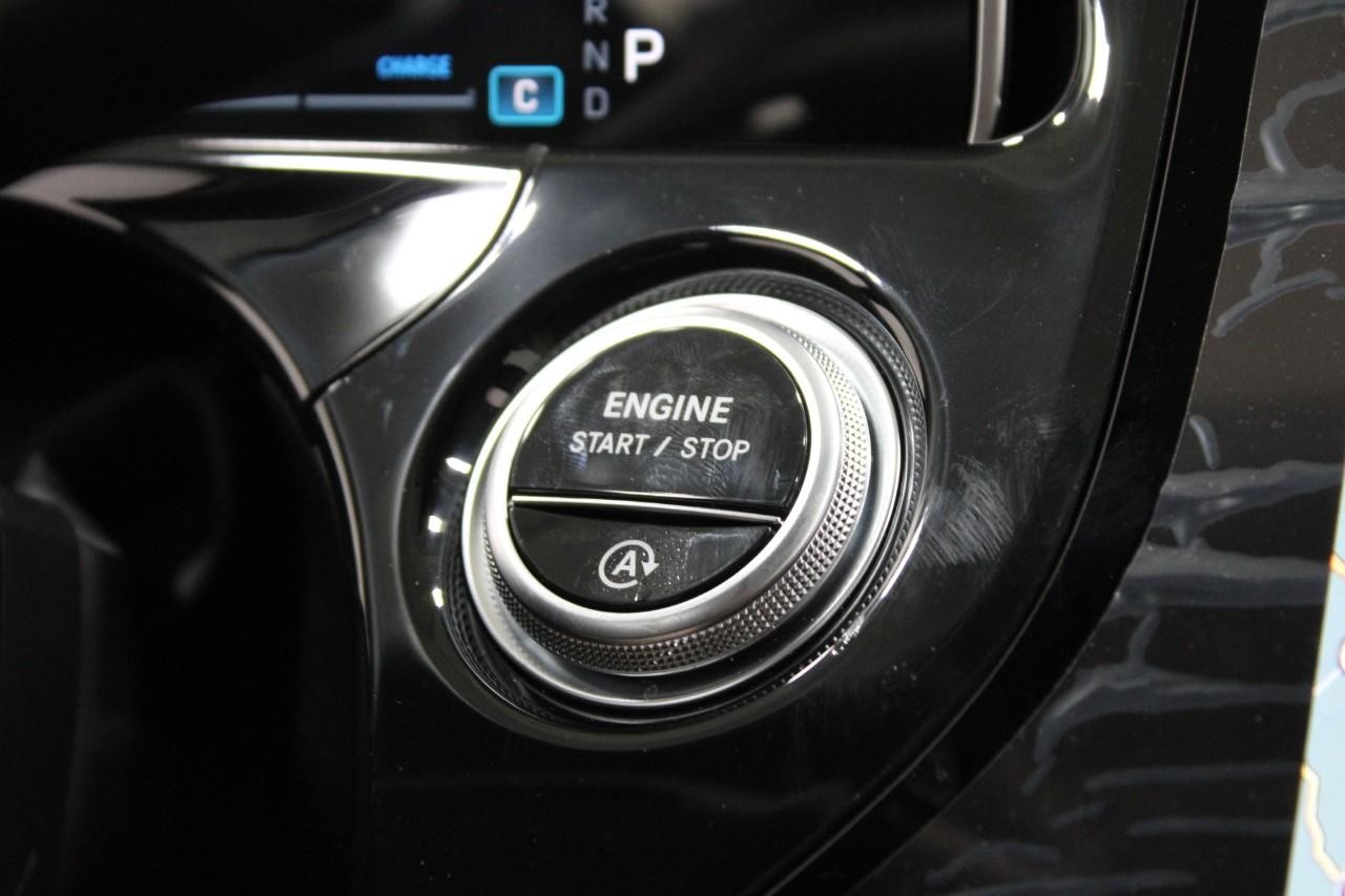 Mercedes-Benz E-Class Vehicle Full-screen Gallery Image 27